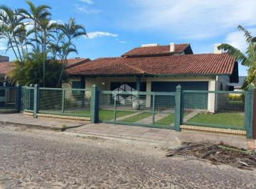 Casa · 246m² · 5 Quartos · 2 Vagas · Casa em Atlantida de 5 Quartos, sendo 2 suites, a 2 quadras da beira do mar.