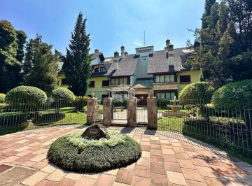 Apartamento · 136m² · 4 Quartos · 1 Vaga · Apartamento duplex de alto padrão, mobiliado, com 04 dormitórios (02 suítes) em Gramado RS