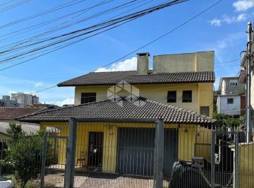 eb55adb2-72fb-4117-87d3-71a4470fde76 · Casa à venda no Bairro Charqueadas em Caxias do Sul/RS, com três dormitórios, dois banheiros e duas