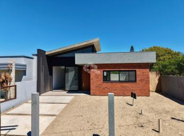 Casa · 120m² · 3 Quartos · Casa ampla 3 dormitórios/quartos, com piscina e a duas quadras do mar no bairro Guarani em Capão da