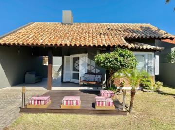 Casa · 126m² · 3 Quartos · 2 Vagas · Casa 3 dormitótios, sendo 1 suíte c/ closet, semi-mobiliada, amplo pátio no bairro Zona Nova em Capã