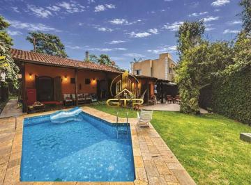 Casa · 194m² · 3 Quartos · 4 Vagas · Casa Térrea no São Paulo II com 3 Dormitórios, Piscina e Privacidade