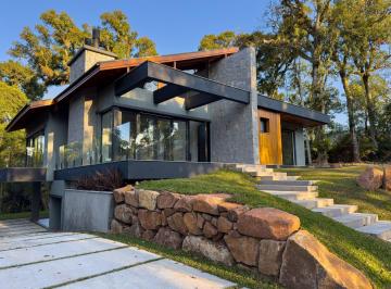 Casa · 318m² · 3 Quartos · 4 Vagas · Casa Merano