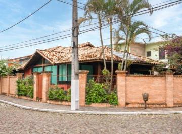Casa de 3 quartos, Macaé · Excelente casa em condomínio com toda segurança e comodicade para voce e sua família.