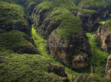 Foto aérea impressionante exibindo os labirintos verdes e a imponência dos Cânions do Viana. · Fazenda 1000 ha c/ Usina Solar Bom Jesus PI | Cânions Viana