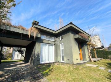 Casa · 233m² · 3 Quartos · 2 Vagas · Casa 3 suítes, no Condomínio fechado Alphaville em Gramado