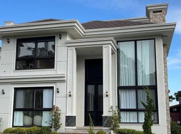 12258/fb1f15a5-47ce-4862-b5b9-d40b73559d31.jpg ·
Casa 6 quartos sendo 4 suítes para venda no bairro Aspen Mountain em Gramado
