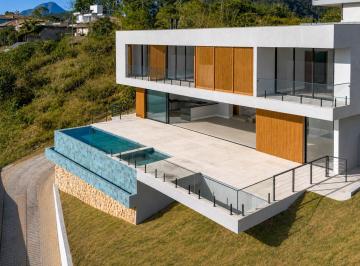 Casa · 380m² · 4 Quartos · 6 Vagas · Casa com 4 quartos em Nogueira, Petrópolis