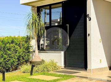 Casa · 245m² · 3 Quartos · 4 Vagas · Terras da Estância - Sobrado com piscina, 3 suítes, escritório e sala de TV privativa