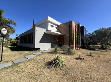 Casa · 410m² · 3 Quartos · 6 Vagas · Sobrado para venda em Sociedade Hípica De Botucatu de 410.00m² com 3 Quartos, 3 Suites e 6 Garagens