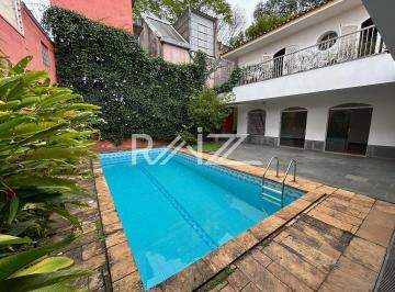 1 · Casa com piscina em frente a praça arborizada