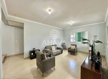 Casa · 294m² · 4 Quartos · 8 Vagas · Casa - 4 Quartos sendo 3 Suítes- 750m²- 8 vagas 4 sob pilotis- 5 Banheiros; Quintal rico em gramado-