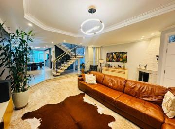 Casa · 350m² · 3 Quartos · 4 Vagas · Sobrado à Venda, com 350m², 3 suítes, 2 salas, 4 vagas, 5 banheiros e piscina, na região do Horto.