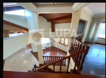 Casa · 350m² · 3 Quartos · 8 Vagas · CASA Á VENDA COM 3 QUARTOS E 8 VAGAS DE GARAGEM