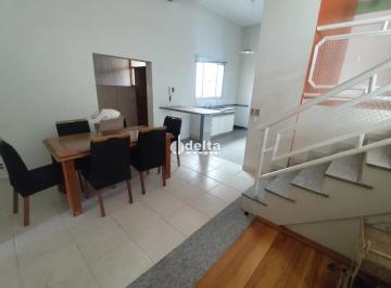 Casa · 300m² · 3 Quartos · 3 Vagas · Casa com 3 quartos sendo 2 suítes disponível para locação no bairro Lidice em Uberlândia-MG