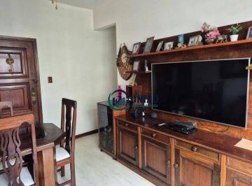 83d9ac7d24ee96c61028212048c329db2d8e654d · Apartamento no miolo de Icaraí, pertinho da praia, com 2 dormitórios e vaga de garagem na escritura