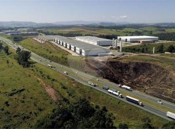 Comercial · 2866m² · 12 Vagas · Galpão / Depósito / Armazém para alugar em Centro de 2866.00m² com 12 Garagens
