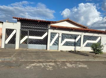Casa de 3 quartos, Goiânia · Casa de 3 quartos (suíte) bem estruturada na laje + 2 barracão para aluguel