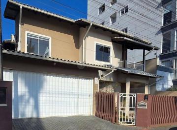 Casa · 220m² · 3 Quartos · 2 Vagas · CASA AMPLA NO CENTRO DE CAMBORIÚ
