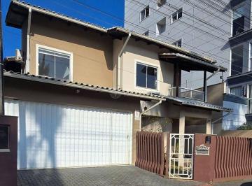 Casa · 220m² · 3 Quartos · 2 Vagas · CASA AMPLA NO CENTRO DE CAMBORIÚ