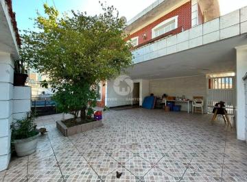 Casa · 314m² · 4 Quartos · 2 Vagas · Sobrado Isolado, 4 Dormitórios, 3 Suítes, Piscina e Amplo Quintal na Vila Belmiro – Santos/SP