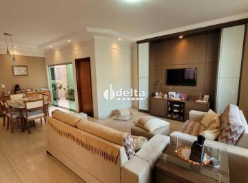 Casa · 420m² · 4 Quartos · 2 Vagas · Casa com 4 quartos sendo 2 suítes disponível para venda no bairro Cidade Jardim em Uberlândia-MG