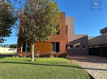 Casa · 268m² · 4 Quartos · 2 Vagas · Casa em Condomínio fechado em Atlântida