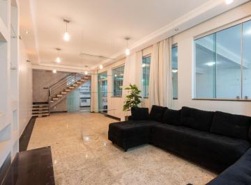 Casa · 400m² · 4 Quartos · 4 Vagas · As luminárias são pendentes. As conversas, não.