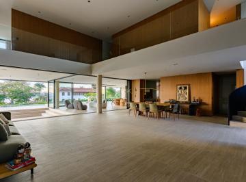 Casa · 837m² · 5 Quartos · 4 Vagas · Há espaço para dançar. E para tudo o que a vida celebra depois da música.