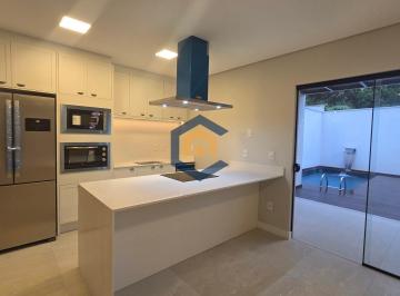 Casa · 200m² · 3 Quartos · 2 Vagas · Casa Sobrado no Bairro América, em Frente ao Parque das Águas - Joinville/SC