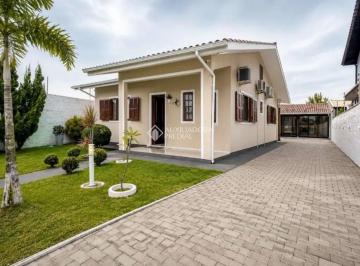 Casa · 420m² · 2 Quartos · 4 Vagas · Auxiliadora Predial aluga, Charmosa casa com amplo terreno, com 2 dormitórios sendo 1 suíte no bairr