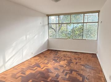 Sala  · Amplo Apartamento de 3 Quartos na 405 Norte – Último Andar, Vista para Área Verd