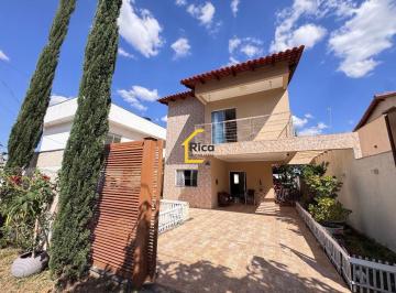 Casa · 162m² · 3 Quartos · 2 Vagas · VILLA SUÍÇA: Sobrado com 3 Suítes, Hidromassagem, Piscina e Energia Solar!