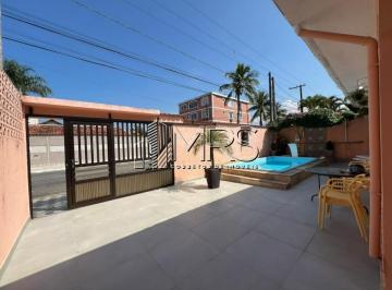 Casa · 138m² · 2 Quartos · 3 Vagas · Espaçosa Casa à Venda em Caiçara, Praia Grande - 2 Quartos e Piscina
