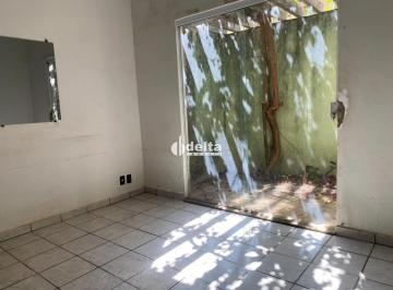 Casa · 360m² · 3 Quartos · 4 Vagas · Casa residencial com 3 suítes disponível para venda no bairro Santa Mônica em Uberlândia-MG