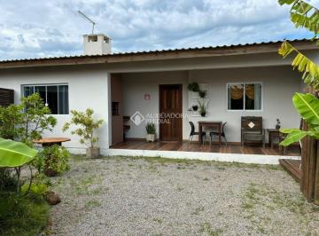 Casa · 158m² · 3 Quartos · Oportunidade em Garopaba: moradia e renda no mesmo imóvel.