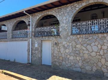 Casa · 172m² · 4 Quartos · 2 Vagas · Casa para alugar em Centro de 172.00m² com 4 Quartos, 2 Suites e 2 Garagens