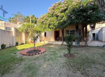 Casa · 209m² · 4 Quartos · 2 Vagas · Casa térrea- 4 Suítes- Próxima ao Centro- Atibaia