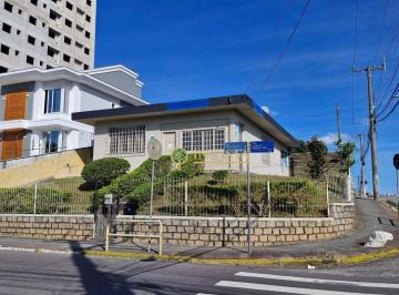 55756f4c241a93fded60ff37362b003eb8c2cb28 · Casa Comercial com 3 vagas no bairro Estreito, em Florianópolis.