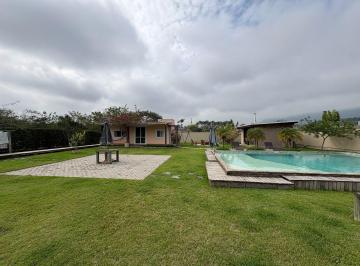 5da59f1be1bea5270796d02ddcd84f4c47eb688a · Casa de Campo com Piscina em Santo Amaro do Imperatriz.