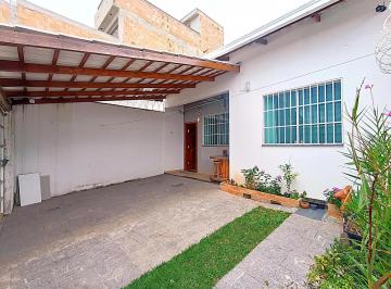 Casa · 94m² · 2 Quartos · 2 Vagas · Casa plana à venda com aproximadamente 94m² de área total, com uma sala, dois quartos e dois banheir