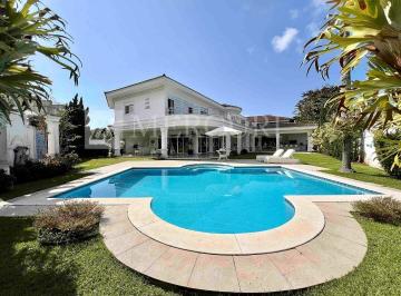 Diversas casas a venda no Guarujá na Praia da Enseada, ideais para sua família, apresentadas por imobiliárias em Guarujá. · Casa no Guarujá, Enseada, 6 suítes, Área Gourmet e Piscina - Mercuri Imóveis - Imobiliária no Guaruj