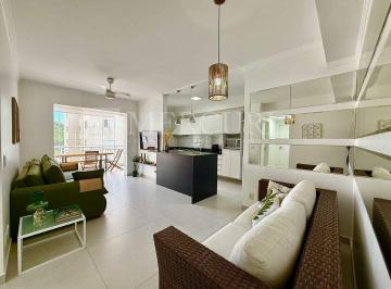 Desfrute de apartamentos a venda no Guarujá na Praia das Astúrias, ideais para quem busca tranquilidade, com a ajuda de uma imobiliária em Guarujá. · Apartamento no Guarujá, Astúrias, Varanda com Vista Parcial para o Mar e 2 Quartos, Sendo 1 Suíte - 