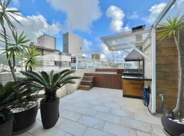 Imobiliarias no Guarujá têm as melhores coberturas a venda no Guarujá na Praia da Enseada, para um estilo de vida sofisticado. · Cobertura no Guarujá, Enseada, 3 Quartos, Sendo 1 Suíte, Vista Parcial para o Mar, Piscina e Churras