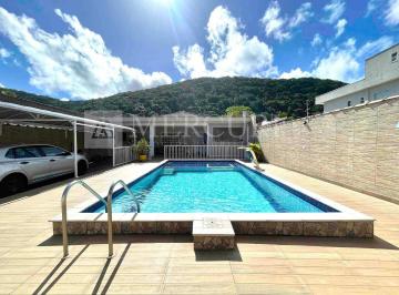 "Privacidade e natureza em casas a venda no Guarujá na Praia do Guaiúba, através das imobiliarias guarujá. · Casa no Guarujá, Praia do Guaiuba, 4 Quartos, Cozinha Planejada, Área Gourmet com Piscina e Churrasq