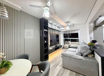 Desfrute de apartamentos a venda no Guarujá na Praia das Astúrias, ideais para quem busca tranquilidade, com a ajuda de uma imobiliária em Guarujá. · Apartamento à venda, Praia das Astúrias, 2 Quartos, sendo 1 Suíte e Varanda Gourmet - Mercuri Imóvei