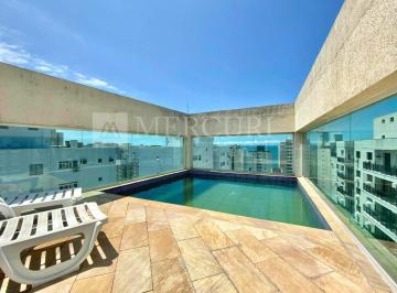 Conforto e requinte em coberturas a venda no Guarujá na Praia das Pitangueiras, disponíveis nas imobiliarias guarujá. · Cobertura no Guarujá, Pitangueiras, 2 Quartos, Sendo Suítes e Sacada, Espaço Gourmet com Piscina - M