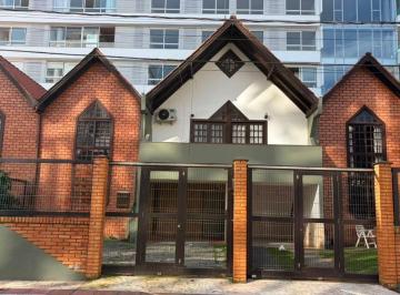 Casa de 3 quartos, Itajaí · SOBRADO ESTILO CHALÉ lindíssimo na PRAIA BRAVA a 200 m do mar!