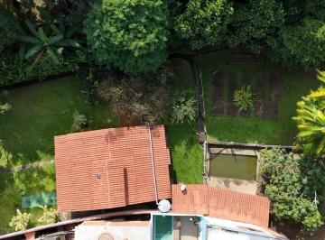 Espaçosa e acolhedora, esta casa é ideal para quem busca conforto, lazer e conta · Ampla Casa com Piscina, Área Gourmet e Belo Jardim Arborizado