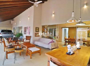 Casa · 300m² · 4 Quartos · 2 Vagas · Casa com Piscina, 4 quartos sendo 2 suítes disponível para locação no bairro Cazeca em Uberlândia-MG
